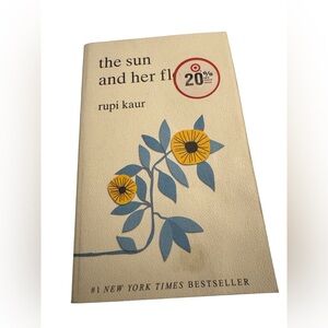 The Sun And Her Flowers Rupi Kaur (Paperback)